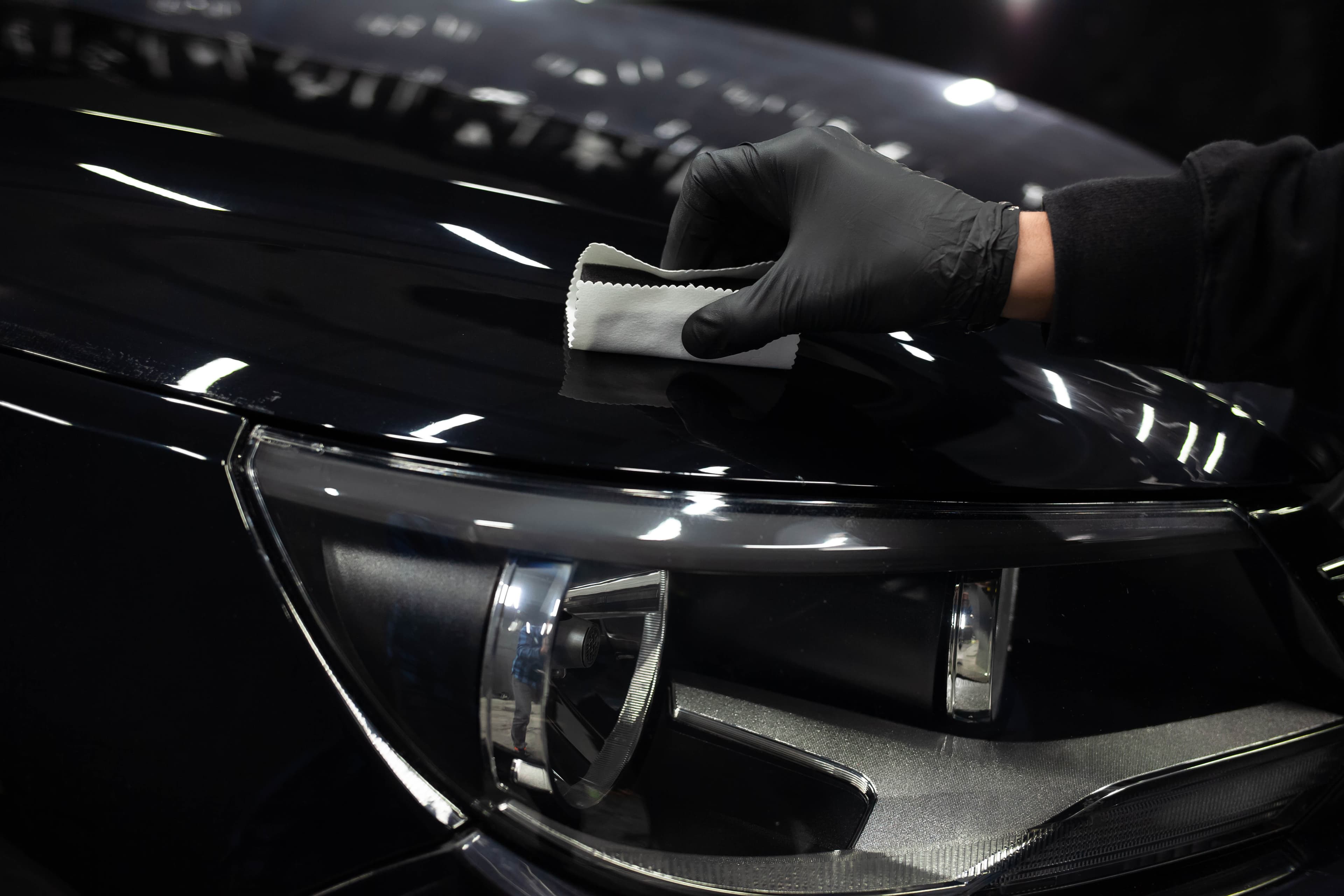 Applying Nanoceramics Cars Car Paint Protection Concept (1)